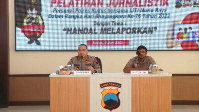 Dalam rangka hari bhayangkara ke-76 personel polres kudus menggelar pelatihan jurnalistik bersama ijti muria raya