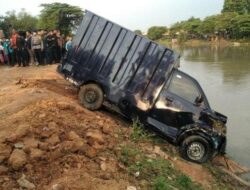 Mobil Pengangkut Uang Tabrak Pagar Jembatan dan Terjun ke Sungai Citarum