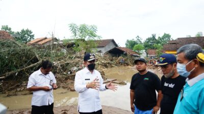 Pasca Tanggul Suwatu Jebol, Bupati Pati Tinjau Lokasi Banjir Bulumanis