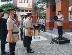 Kapolres Kudus AKBP Wiraga Dimas Tama memimpin Upacara Serah Terima Jabatan (Sertijab) dan Purna Bhakti personel Polres Kudus di halaman Mapolres Kudus