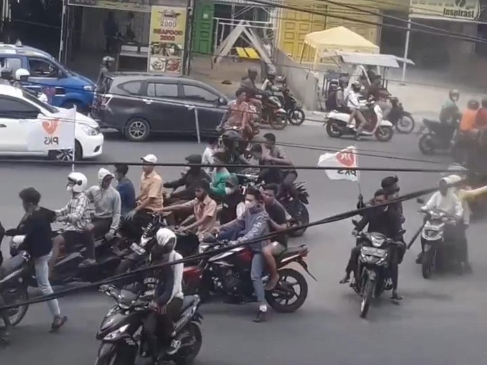 Viral Remaja Bawa Sajam dan Bendera Partai, PKS Medan Pastikan Tak Terkait