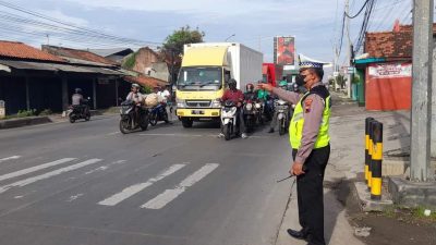 Antisipasi adanya kemacetan,anggota polsek jekulo lakukan pengaturan lalu lintas