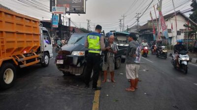 kecelakaan empat kendaraan mobil di jalan raya kudus