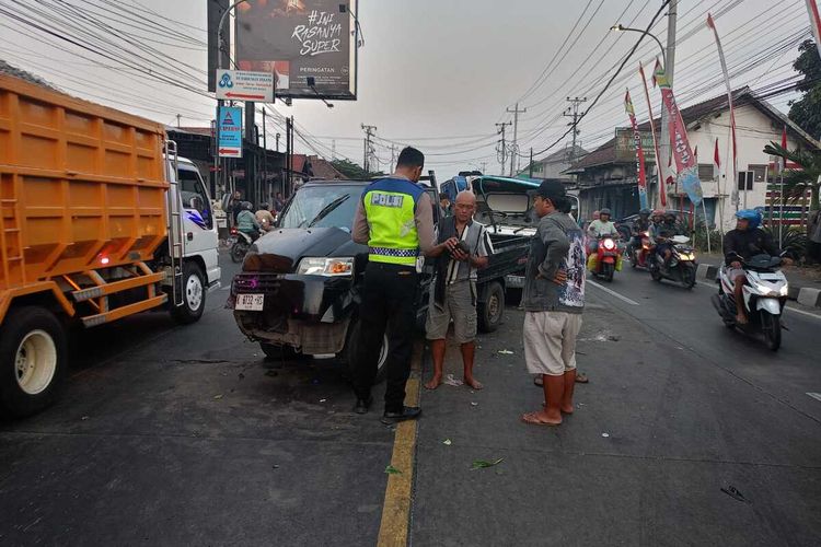 kecelakaan empat kendaraan mobil di jalan raya kudus