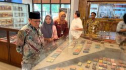 Fokus: Tampak Pj Bupati Kudus M Hasan Chabibie didampingi oleh Kepala Dinas Kebudayaan dan Pariwisata Kudus Mutrikah dalam memantau museum.