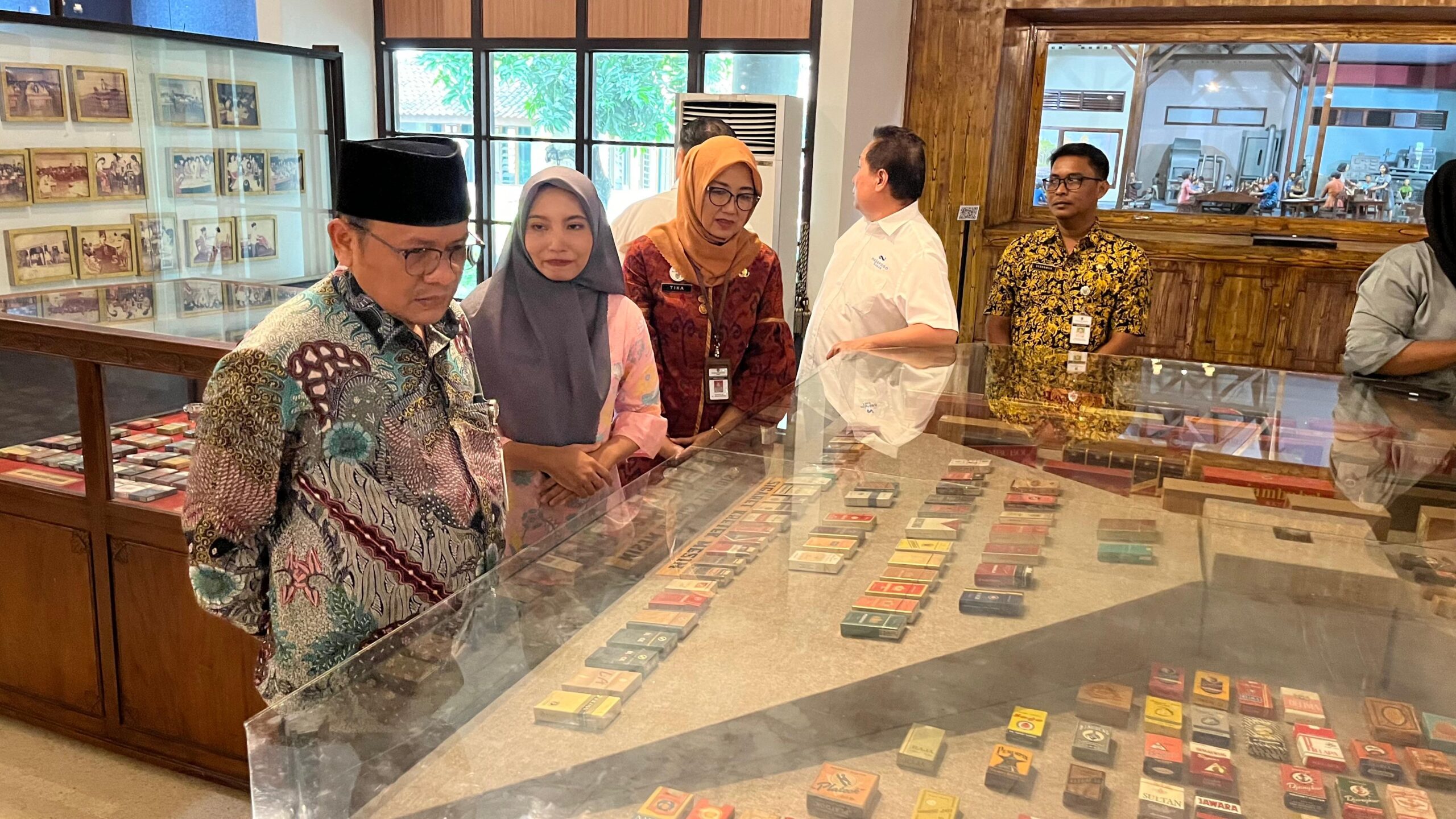 Fokus: Tampak Pj Bupati Kudus M Hasan Chabibie didampingi oleh Kepala Dinas Kebudayaan dan Pariwisata Kudus Mutrikah dalam memantau museum.